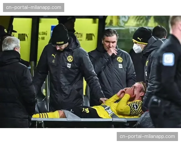 特写：国家德比赛后，穆勒与罗伊斯交换球衣并拥抱良久